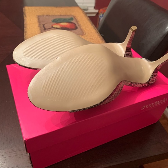 Slip on snakeskin print heels. - Picture 4 of 5